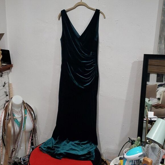 Revelry Dawson Crushed Velvet Ruched Gown in Emerald Green Size 12 - Picture 6 of 16